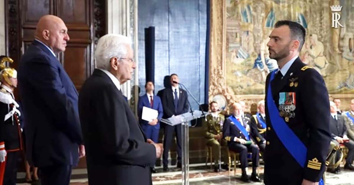 Il tenente colonnello Luca Sordi premiato dal Presidente della Repubblica Sergio Mattarella al Quirinale.