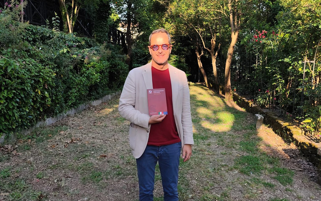 Il sindaco Querqui con la Costituzione nella Villa comunale di Ceccano () copia