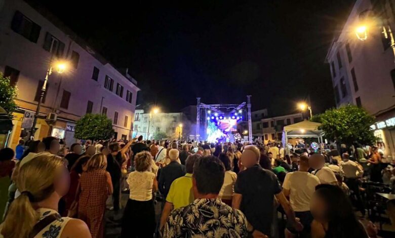 Il pubblico di piazza Luglio copia