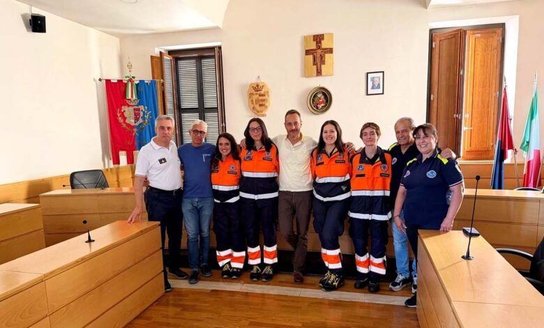 L'Amministrazione Comunale con addette antincendio e dirigenti della Protezione Civile di Ceccano copia
