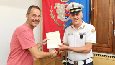 Il sindaco Querqui con il nuovo vicecomandante Pizzuti copia