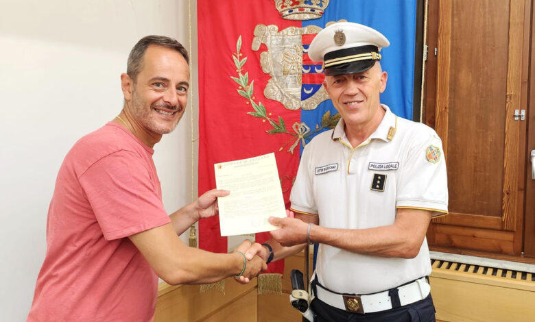 Il sindaco Querqui con il nuovo vicecomandante Pizzuti copia