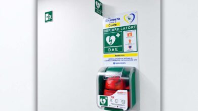 Un defibrillatore installato in una sede di Poste Italiane copia