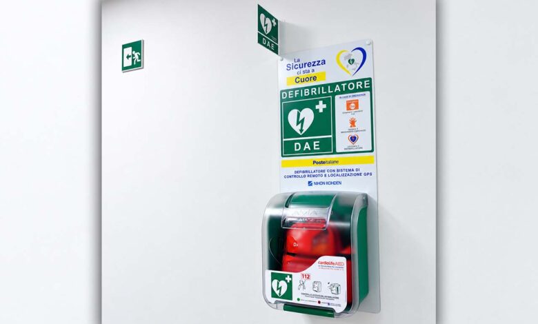 Un defibrillatore installato in una sede di Poste Italiane copia