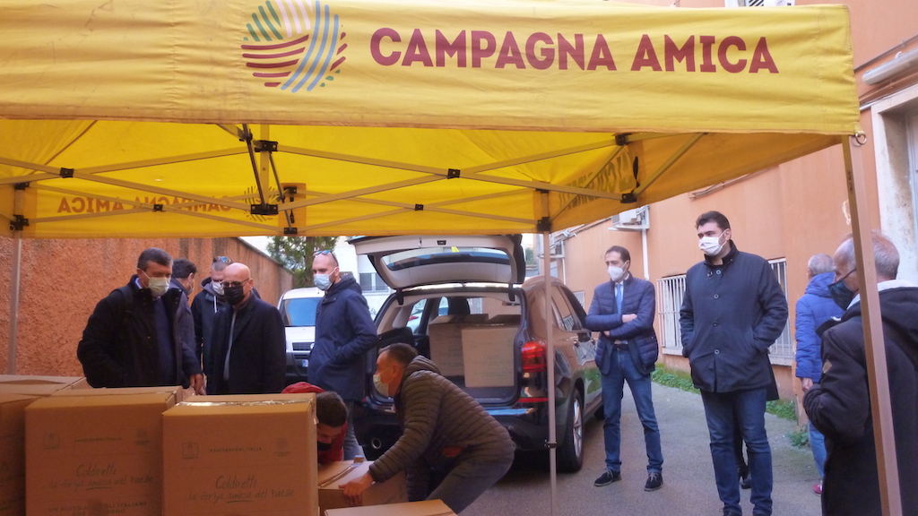 Frosinone Coldiretti distribuisce i pacchi della solidarietà a Roma, Latina, Viterbo, Rieti e Frosinone Consegna Pacchi