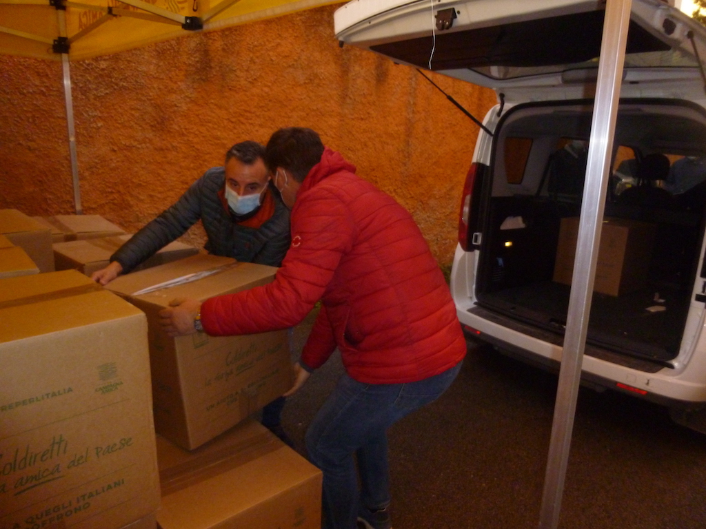 Frosinone Coldiretti distribuisce i pacchi della solidarietà a Roma, Latina, Viterbo, Rieti e Frosinone Pacchi alimentari