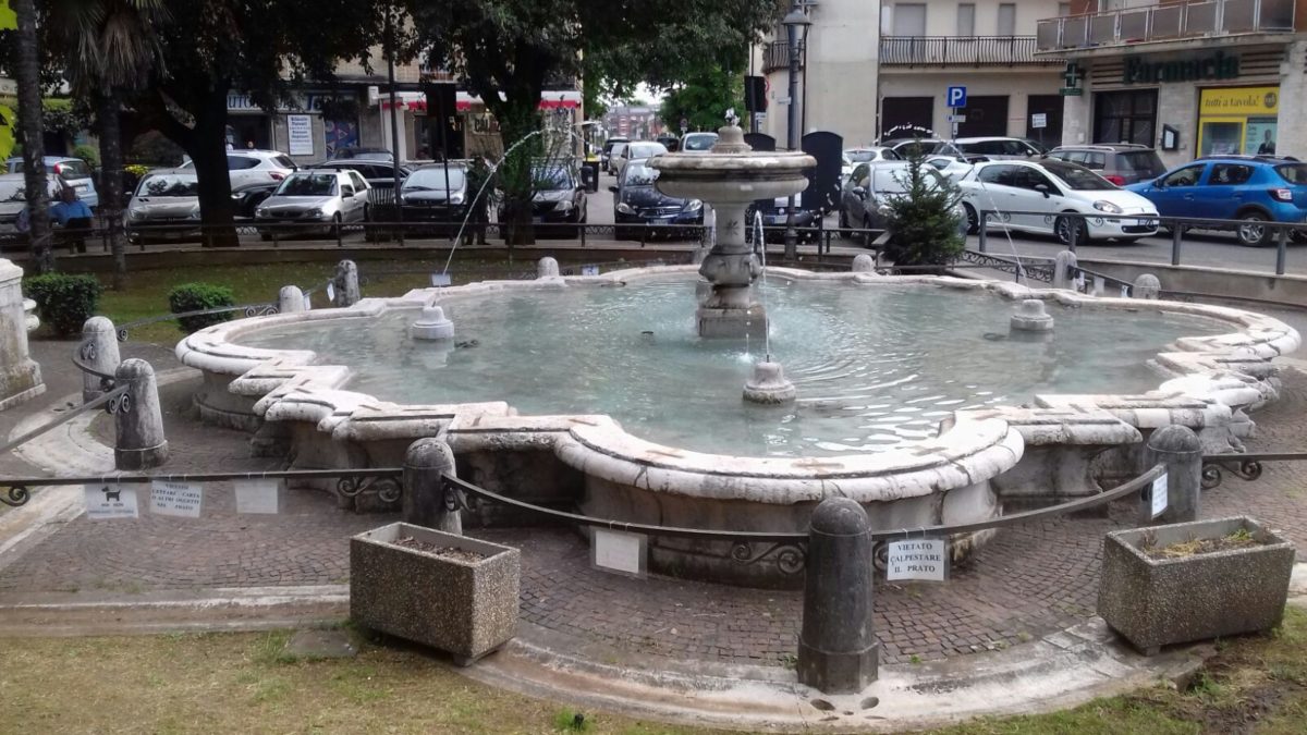 Frosinone FROSINONE – Madonna della Neve: piazza con ristobar Piazza Madonna della Neve