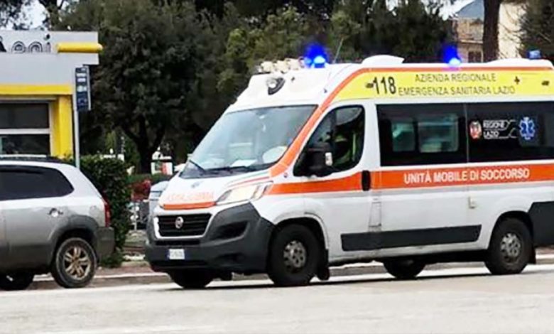 32enne muore sotto un treno della Linea B a Circo Massimo ambulanza