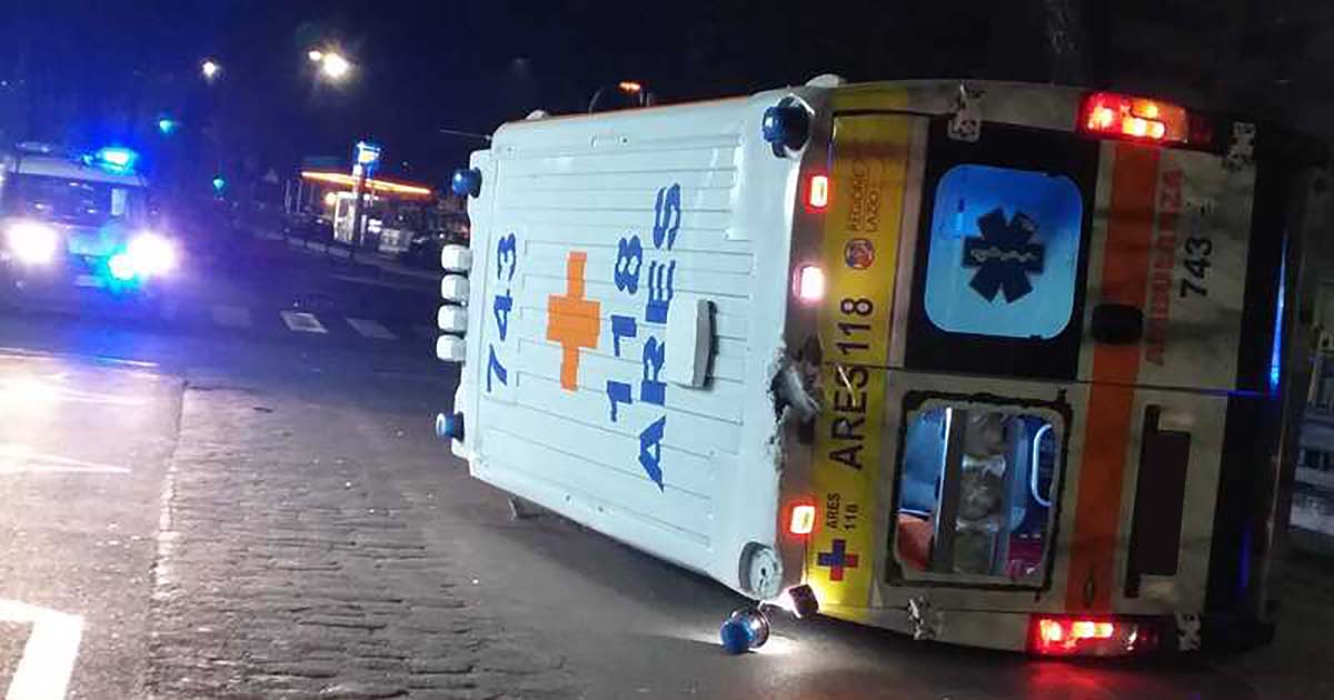 Incidente nella notte, ambulanza si ribalta Ambulanza ribaltata Roma