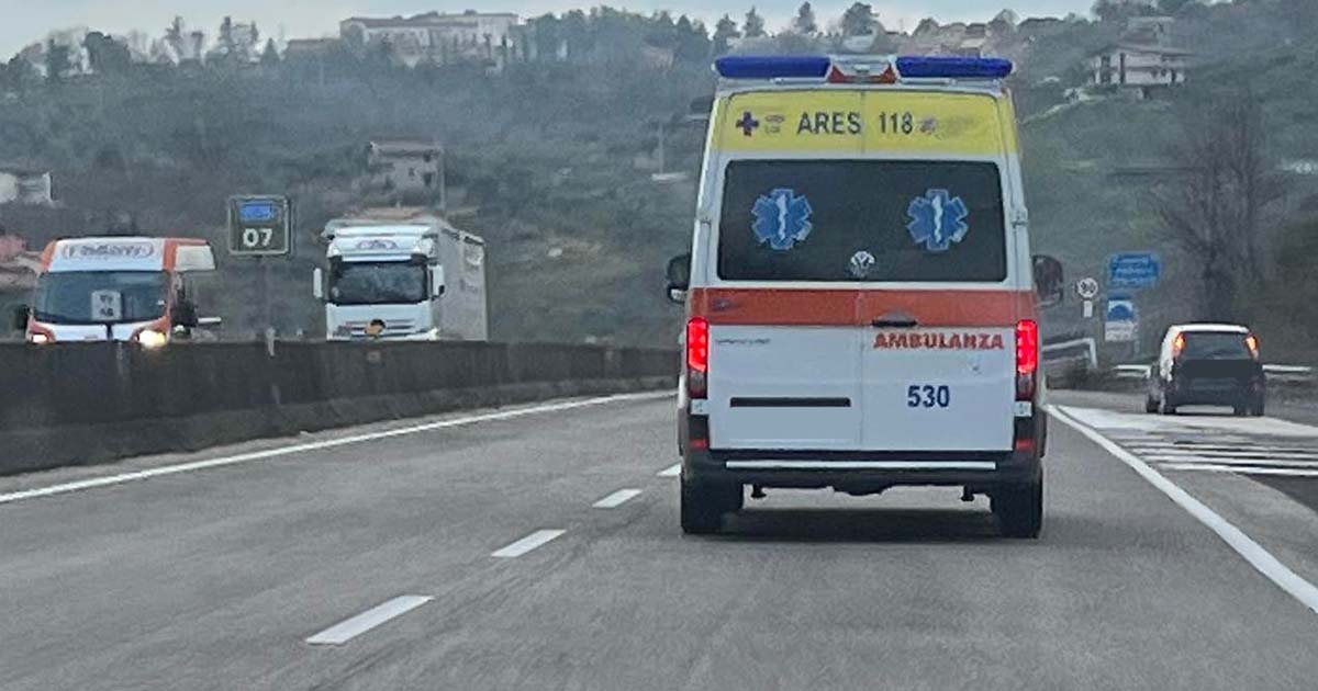 Incidente in superstrada: un ferito grave Ambulanza