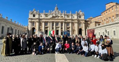 La Fiaccola Benedettina “pro pace et Europa una” benedetta in Vaticano da Papa Francesco Roma foto