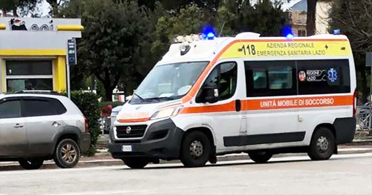 Scontro auto-moto: un morto ambulanza