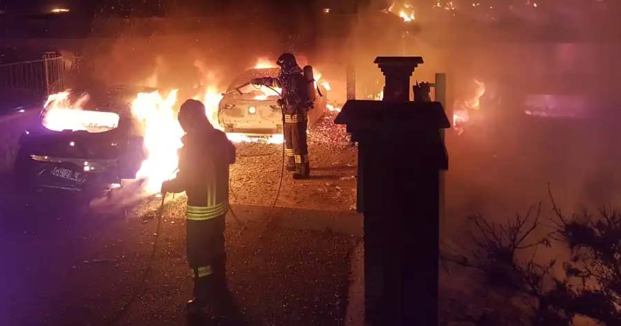 Frosinone Fiamme nella notte, sei automobili distrutte auto bruciate