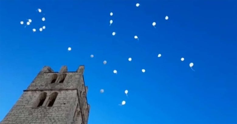 Alatri Tanta commozione e palloncini bianchi per l’addio alla cara Prof.ssa Carla Martina