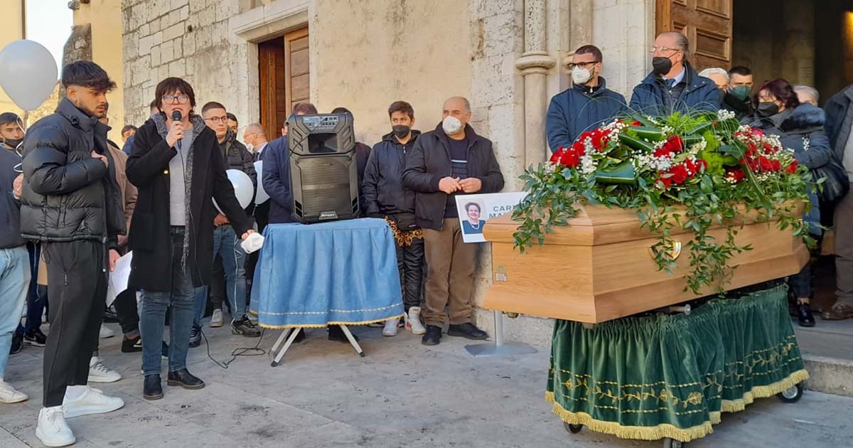 Alatri Tanta commozione e palloncini bianchi per l’addio alla cara Prof.ssa Carla Martina