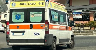 Tragica caduta da un ulivo, muore 67enne Ambulanza