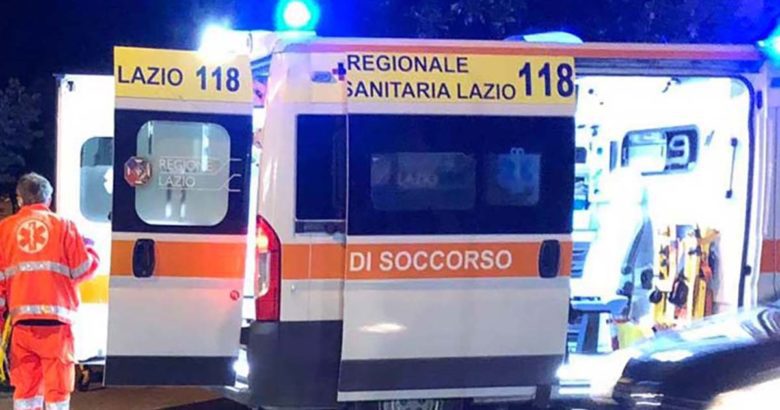 Incidente mortale nella notte, la scia di sangue continua Ambulanza