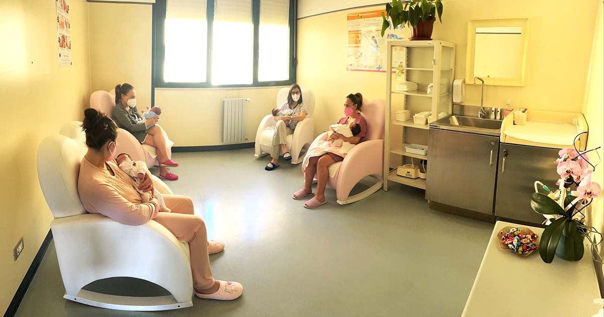 Cassino La stanza della vita: neomamme allattano insieme i loro piccoli allattamento