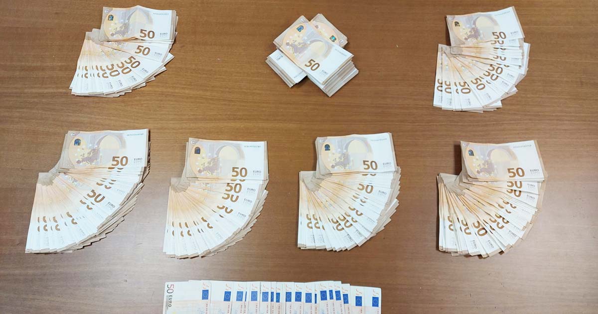 20 mila euro e gioielli nascosti nella sua stanza: badante nei guai soldi