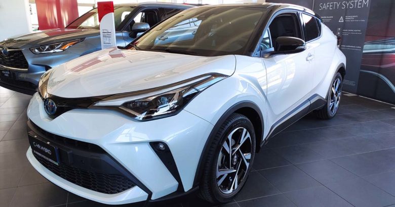 Toyota C-HR Model Year 2022 versione Trend: disponibile in pronta consegna per te da Jolly Motori