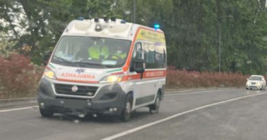 Scontro tra due veicoli: un morto e un ferito grave Ambulanza