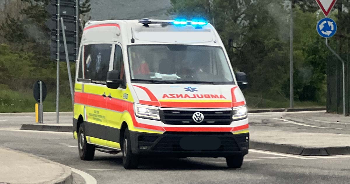 Scontro auto-monopattino: muore 24enne Ambulanza