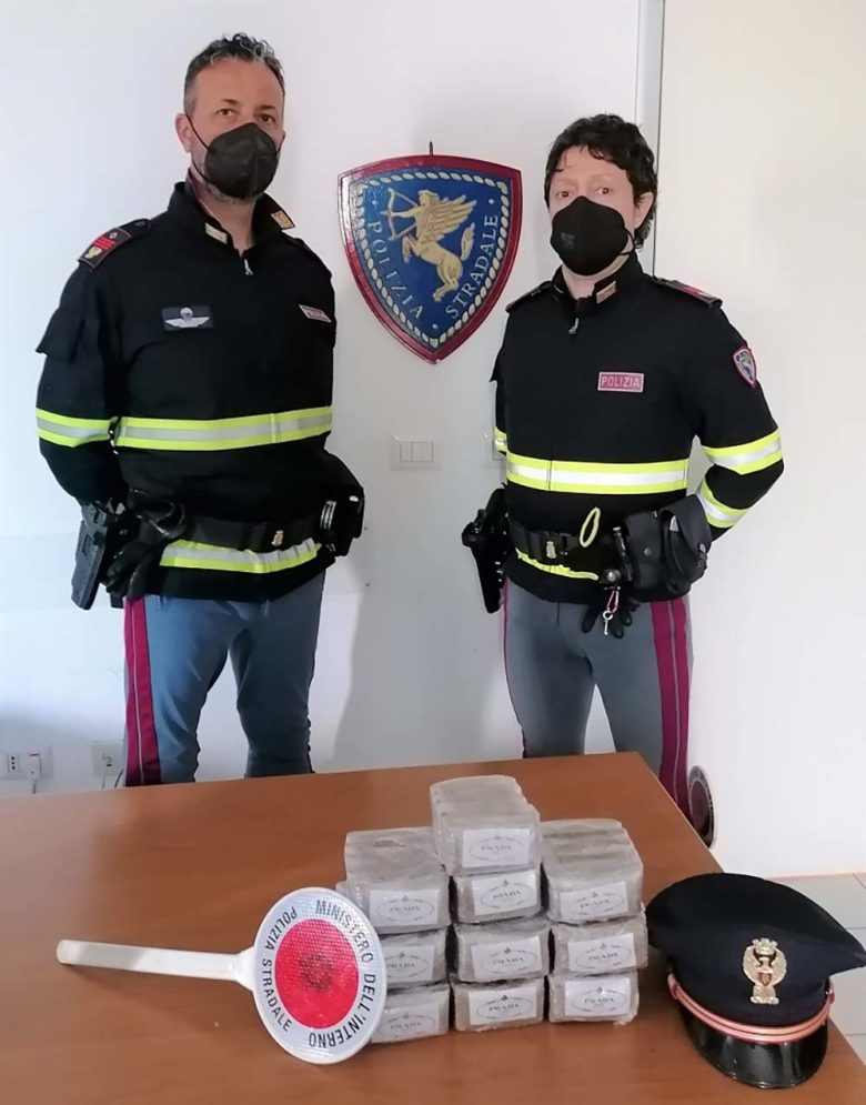 5 kg di stupefacente in macchina: la Polizia Stradale arresta un uomo Polizia stradale