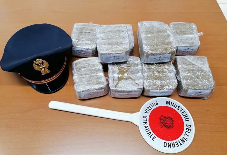 5 kg di stupefacente in macchina: la Polizia Stradale arresta un uomo Polizia stradale
