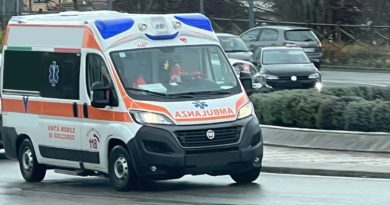 Cade dal balcone e muore Ambulanza