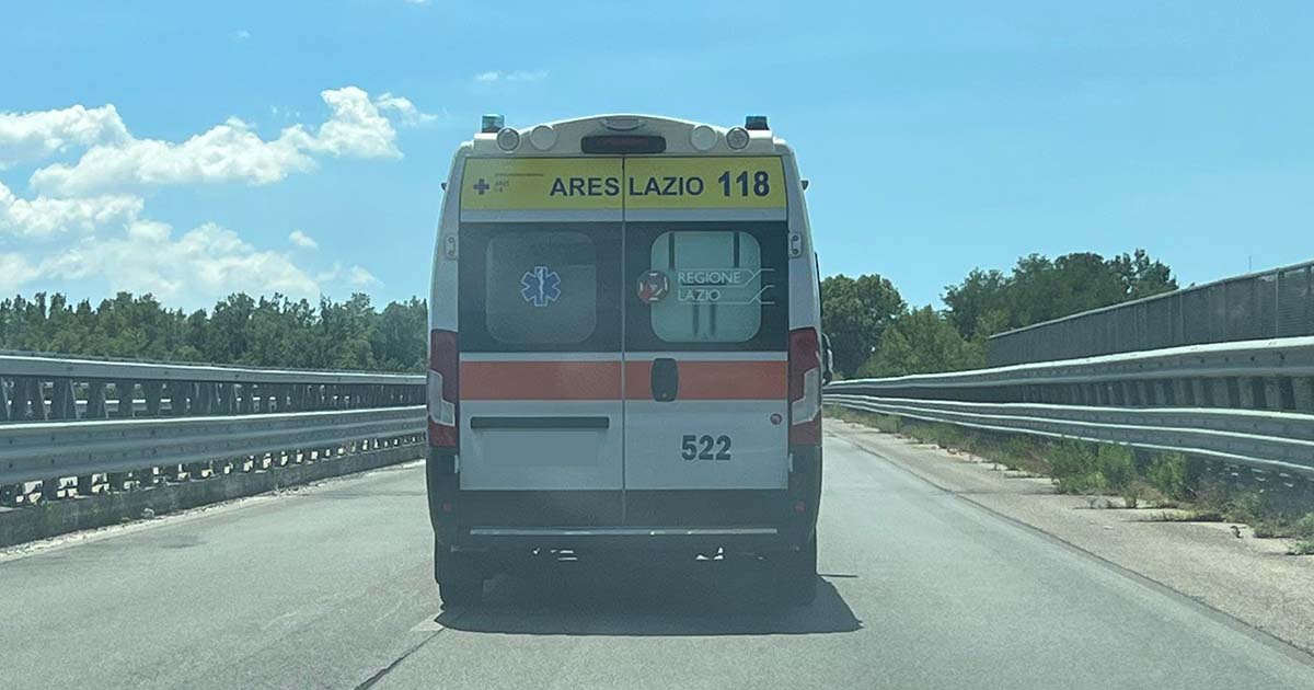 Tragico incidente stradale, muore motociclista Ambulanza
