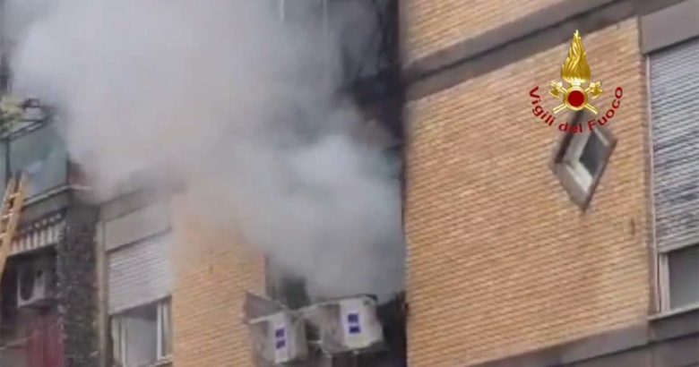 Appartamento in fiamme: i Vigili del Fuoco riescono a salvare una donna all’interno della casa