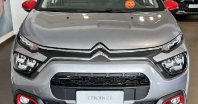 Citroen Citroën C3, la city car per eccellenza. Vieni a provarla da Jolly Automobili Citroen C Nel frontale gli chevron cromati si estendono fino ai fari diurni LED