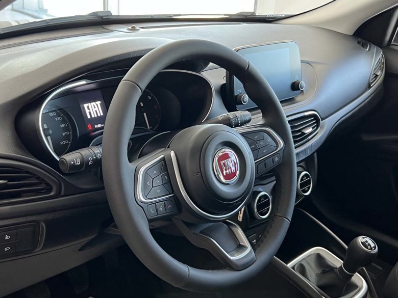 Fiat Fiat Tipo nuova: fino al 31 Dicembre tua da 249 € al mese Fiat Tipo interno volante cruscotto design quadro display