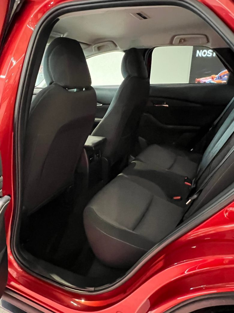 Mazda Mazda CX-30 risveglia il guidatore che è in te. Tua da 285 € al mese Mazda CX interno posteriore