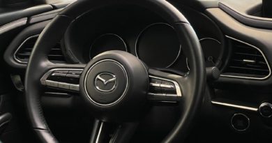 Mazda Mazda CX-30 risveglia il guidatore che è in te. Tua da 285 € al mese Mazda CX lato guidatore volante
