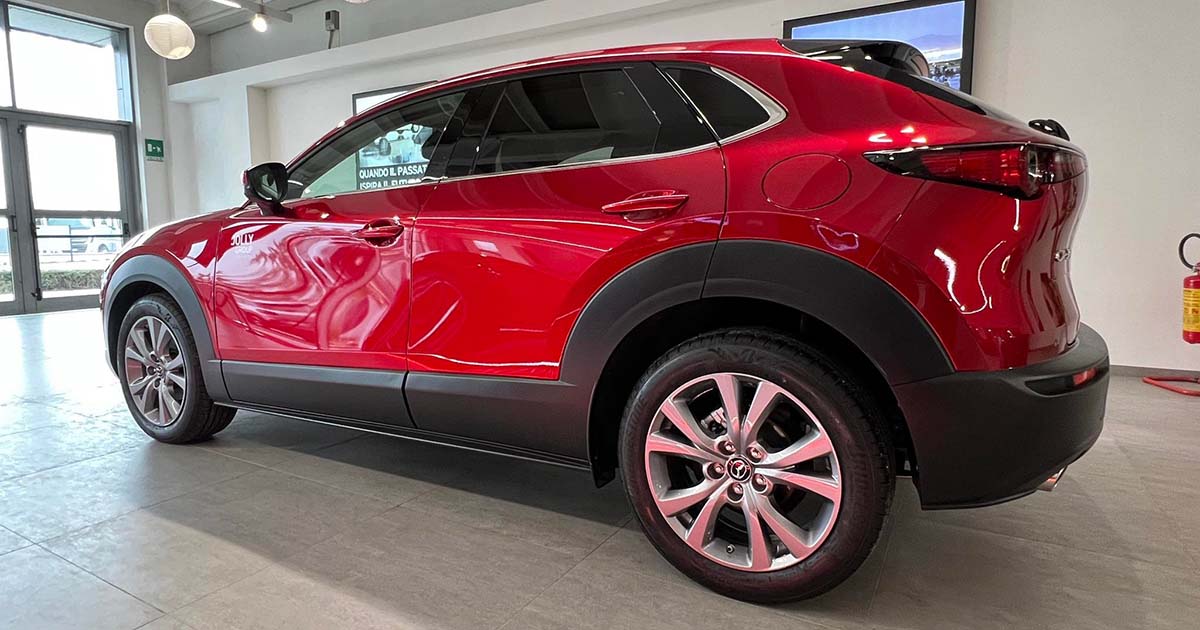 Mazda Mazda CX-30 risveglia il guidatore che è in te. Tua da 285 € al mese Mazda CX profilo laterale e posteriore