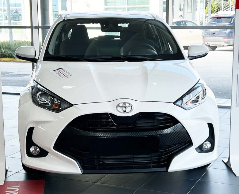Toyota Toyota Yaris: fino al 31 Dicembre 2022 tua da 139 € al mese Toyota Yaris frontale cofano fari anteriori mascherina specchietti
