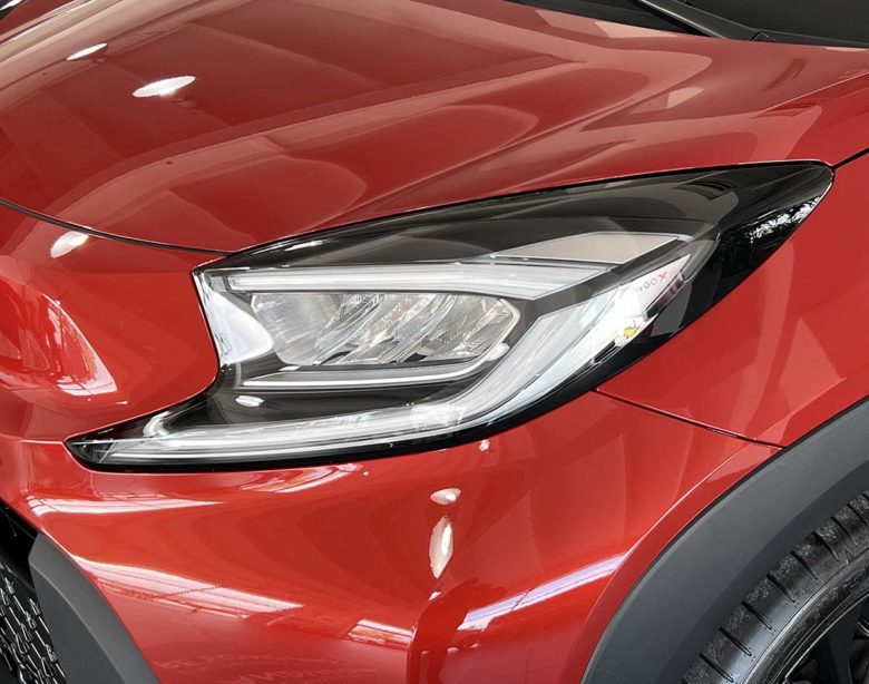 Toyota Toyota Aygo X: fino al 31 Gennaio 2023 tua da 119 € al mese Toyota Aygo X firma luminosa anteriore fari anteriori