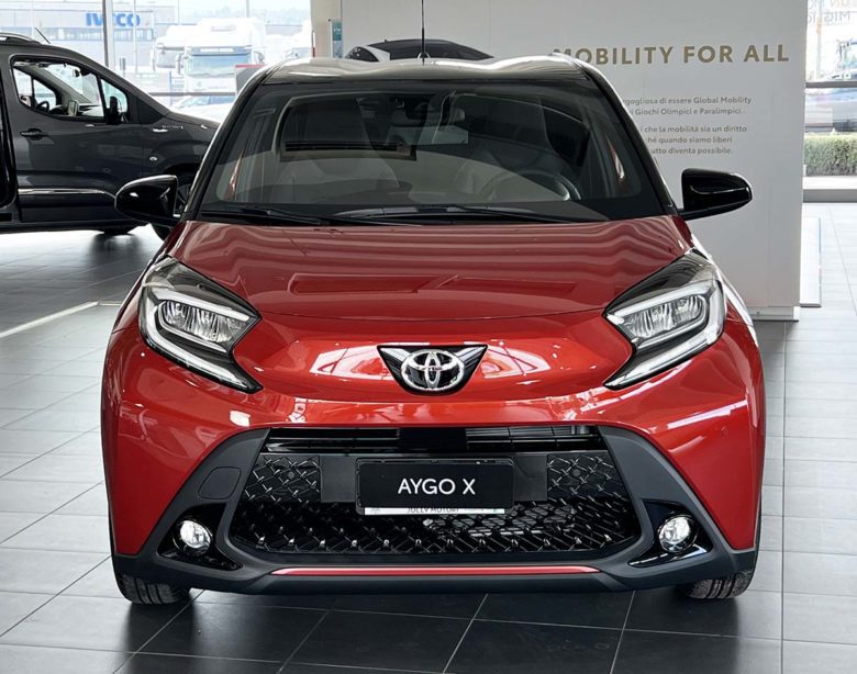 Toyota Toyota Aygo X: fino al 31 Gennaio 2023 tua da 119 € al mese Toyota Aygo X frontale fari paraurti
