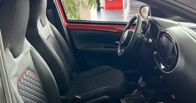 Toyota Toyota Aygo X: fino al 31 Gennaio 2023 tua da 119 € al mese Toyota Aygo X interni anteriori sedili anteriori volante cruscotto infotainmente display