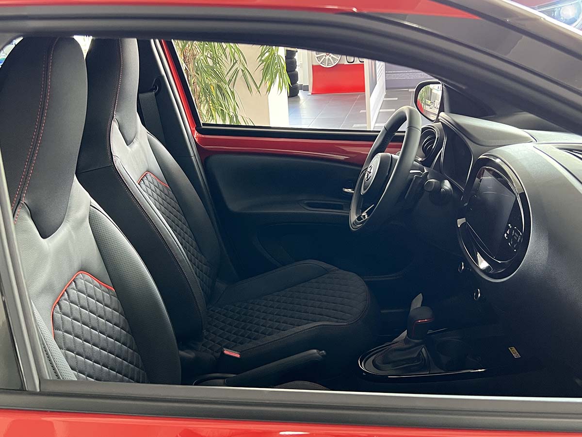 Toyota Toyota Aygo X: fino al 31 Gennaio 2023 tua da 119 € al mese Toyota Aygo X interni anteriori sedili anteriori volante cruscotto infotainmente display