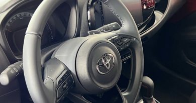 Toyota Toyota Aygo X: fino al 31 Gennaio 2023 tua da 119 € al mese Toyota Aygo X interni della vettura volante cruscotto infotainment