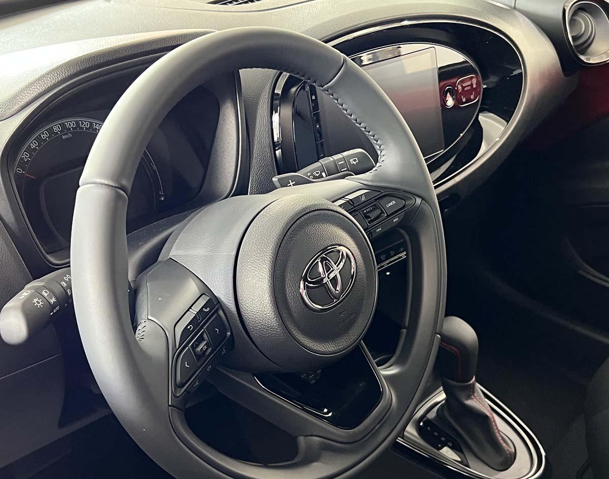 Toyota Toyota Aygo X: fino al 31 Gennaio 2023 tua da 119 € al mese Toyota Aygo X interni della vettura volante cruscotto infotainment