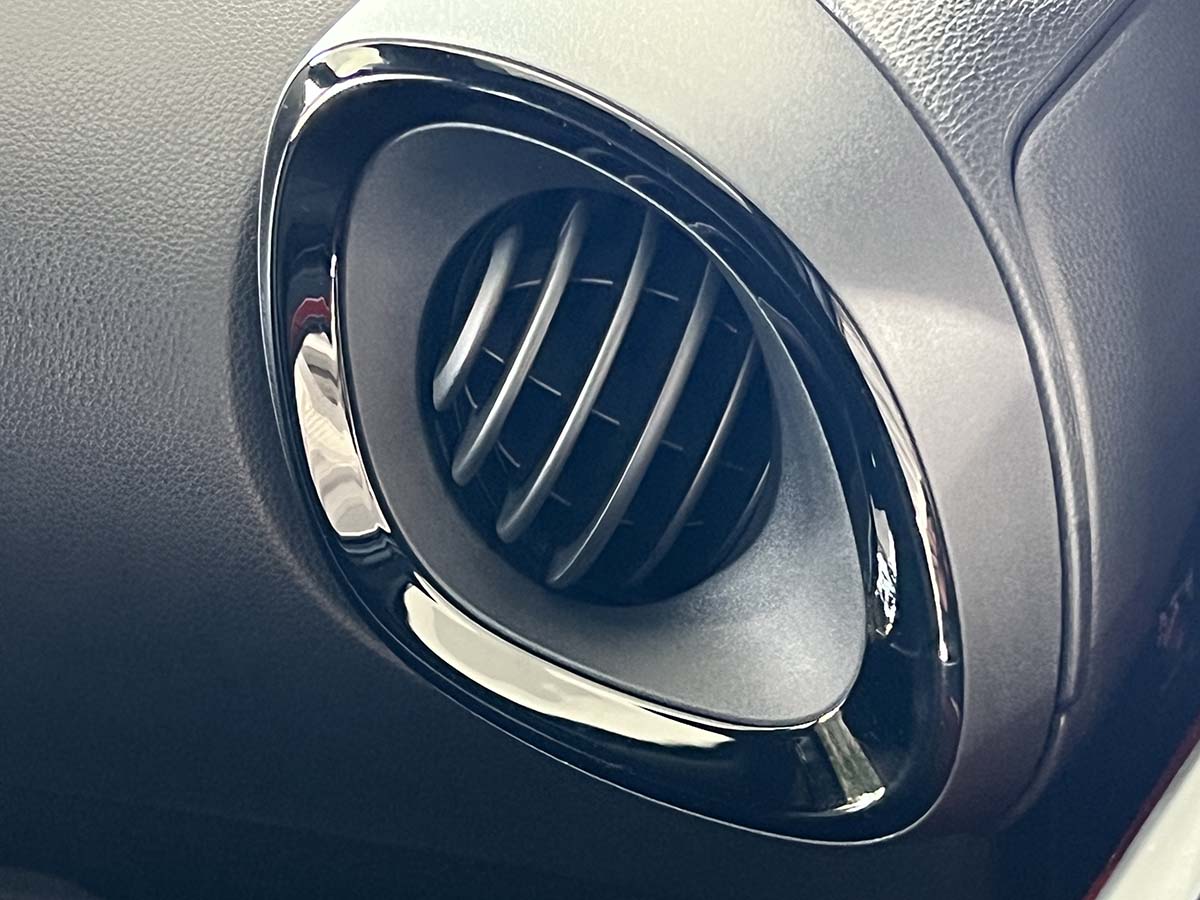 Toyota Toyota Aygo X: fino al 31 Gennaio 2023 tua da 119 € al mese Toyota Aygo X interni particolare climatizzatore cruscotto