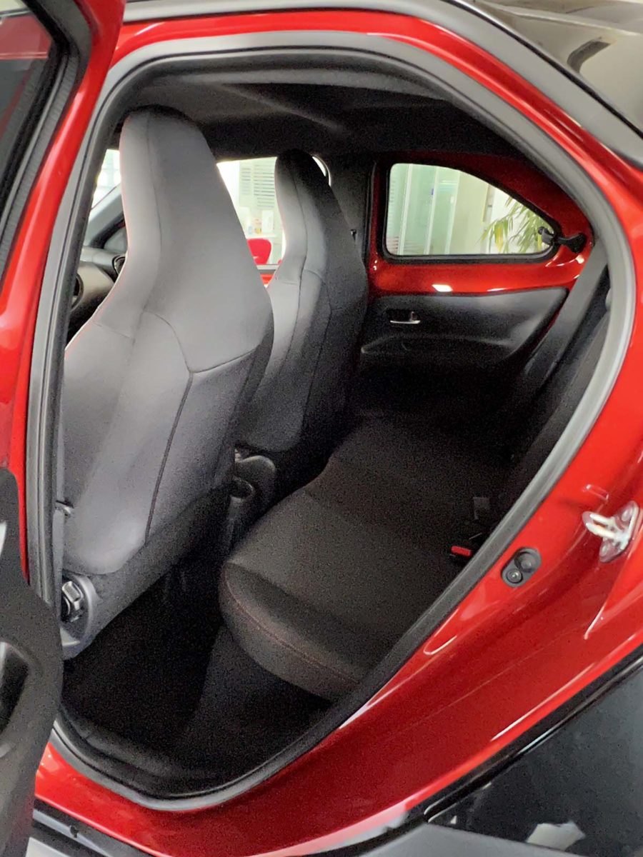 Toyota Toyota Aygo X: fino al 31 Gennaio 2023 tua da 119 € al mese Toyota Aygo X interni posteriori sedili posteriori spazio comodita