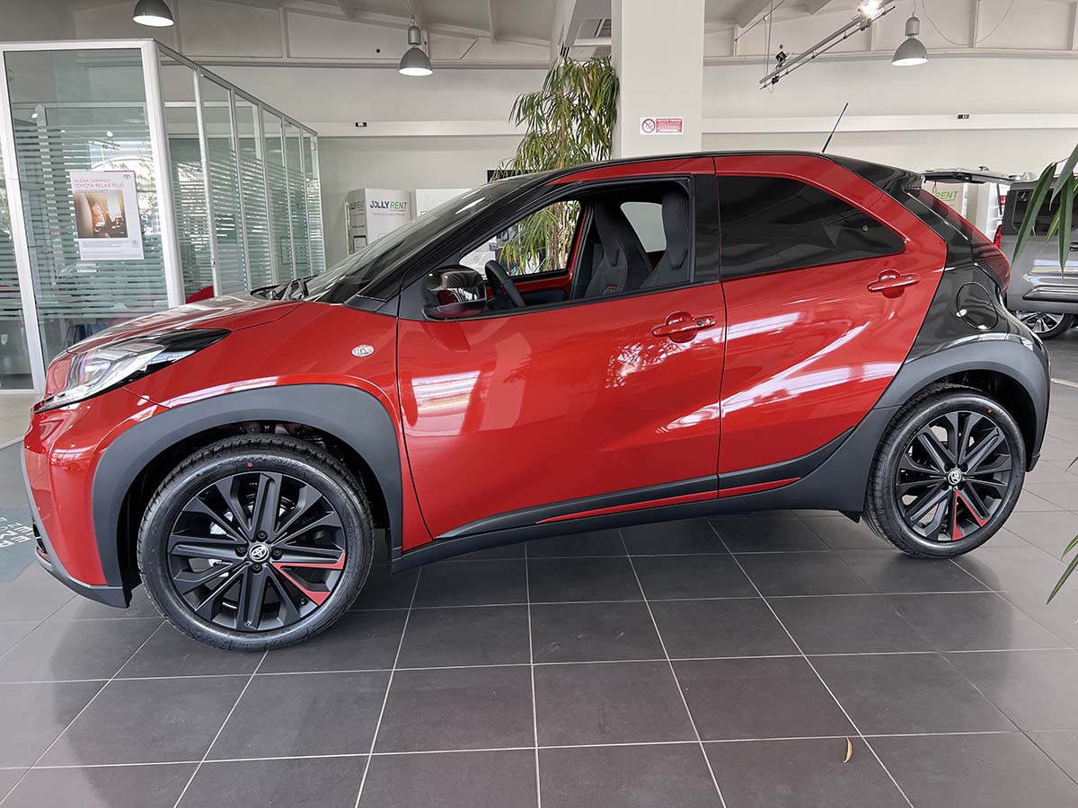 Toyota Toyota Aygo X: fino al 31 Gennaio 2023 tua da 119 € al mese Toyota Aygo X profilo laterale design linea della vettura nuova pronta consegna