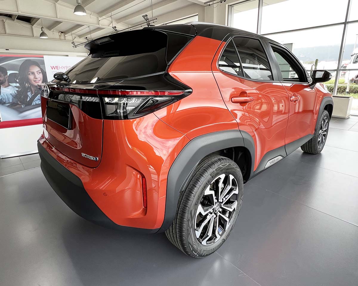 Toyota Yaris Cross Toyota Yaris Cross: tutte le ragioni per cui ha conquistato oltre 26 mila italiani Toyota Yaris Cross laterale posteriore copia