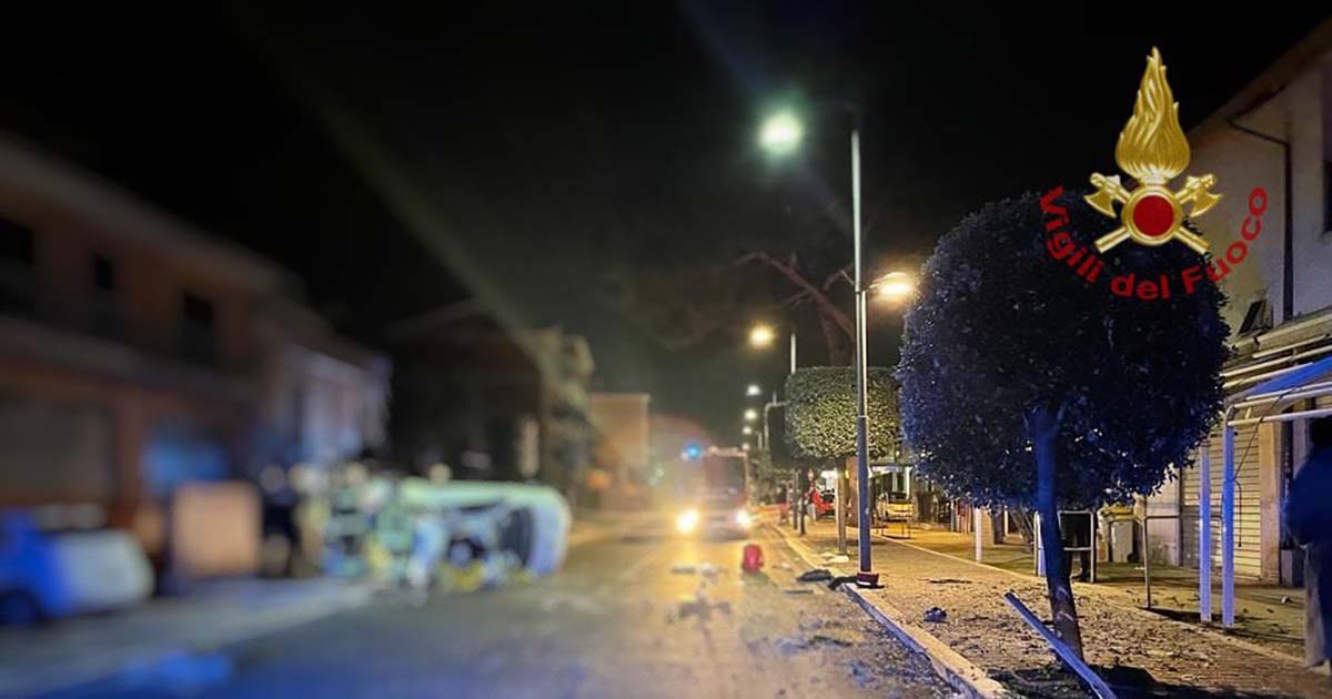 Incidente stradale nella notte a Fonte Nuova, vicino Roma. Terribile il bilancio: morti 5 ragazzi incidente fonte nuova roma cinque morti