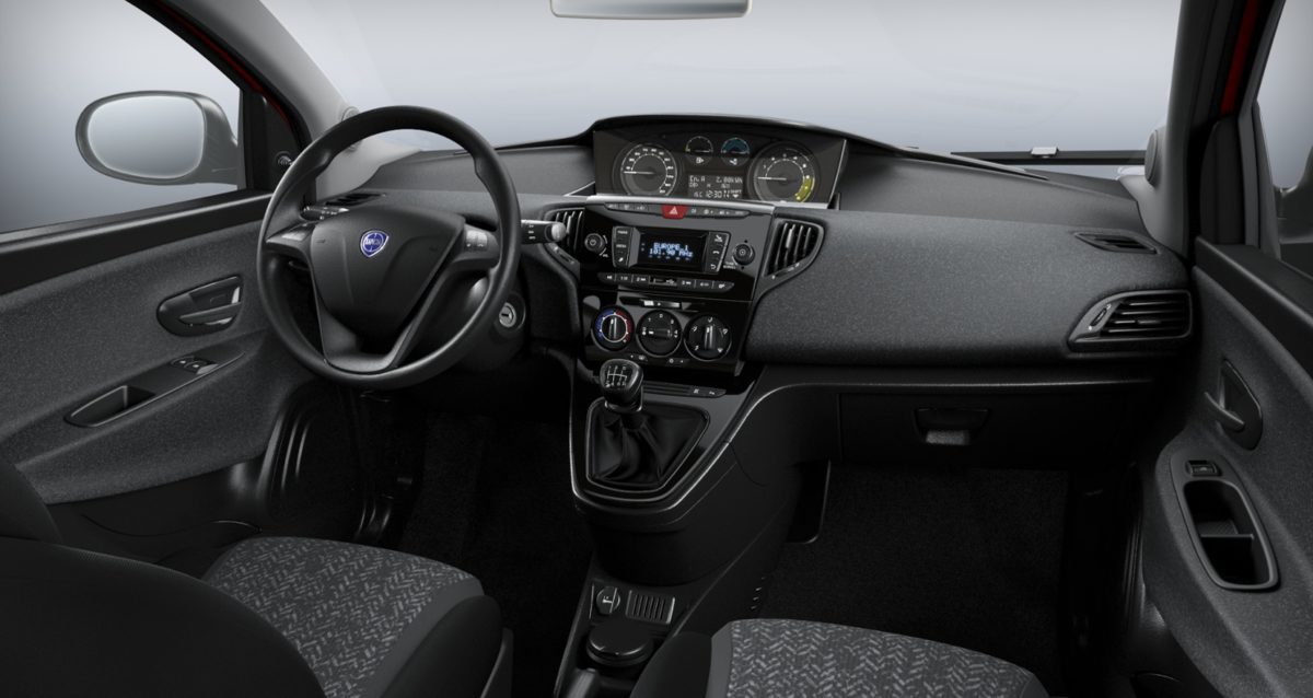 Lancia Ypsilon: quanto costa e quanto consuma Lancia Ypsilon interno volante cruscotto