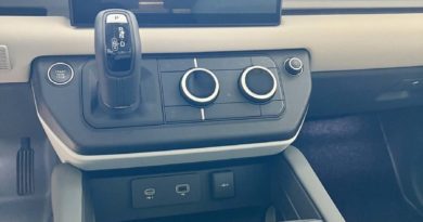 Land Rover Defender interni cambio infotainment